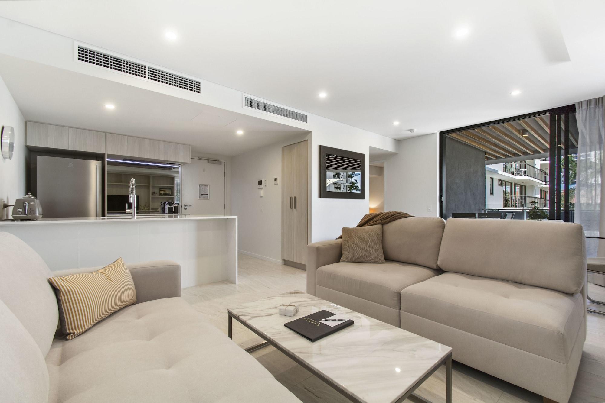 Breeze Mooloolaba, Ascend Hotel Collection Exteriör bild A living room in a typical apartment