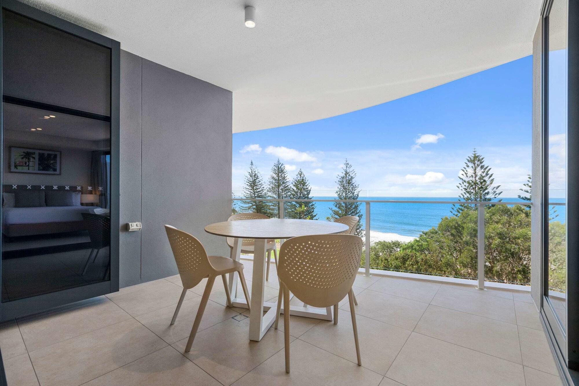 Breeze Mooloolaba, Ascend Hotel Collection Exteriör bild A balcony at a luxury apartment