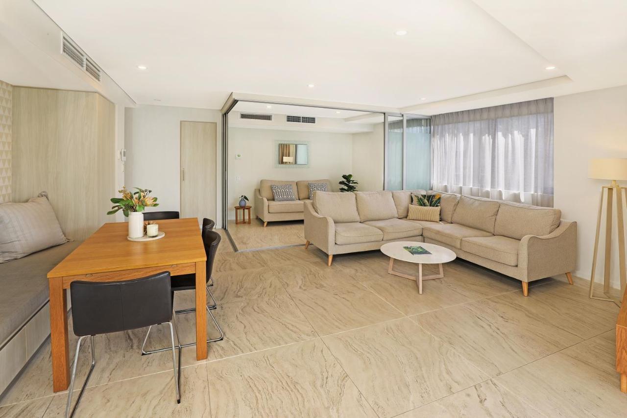 Breeze Mooloolaba, Ascend Hotel Collection Exteriör bild A living room in a typical apartment