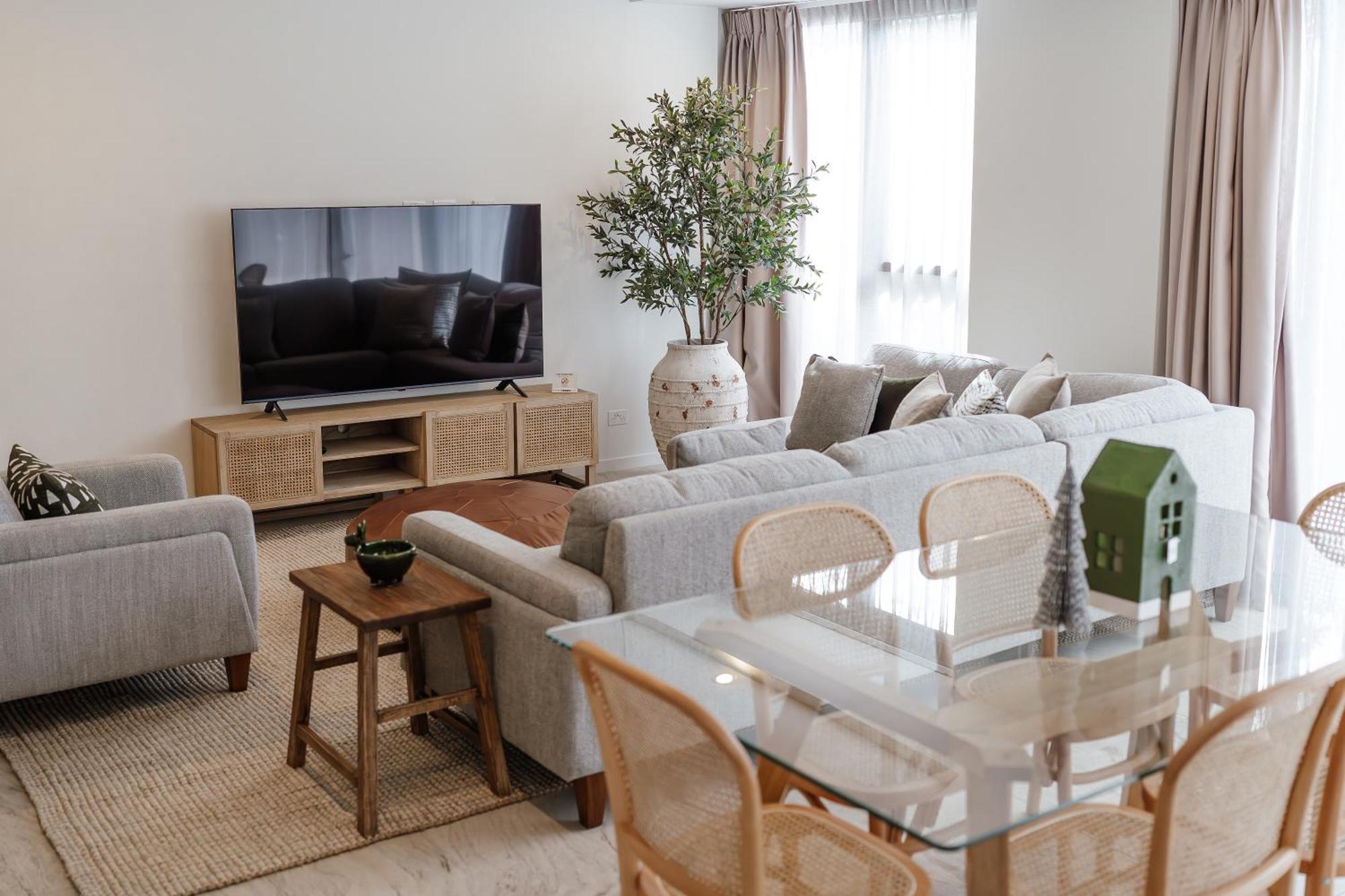 Breeze Mooloolaba, Ascend Hotel Collection Exteriör bild A living room with a television