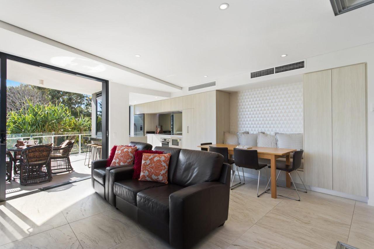 Breeze Mooloolaba, Ascend Hotel Collection Exteriör bild A living room in a typical apartment
